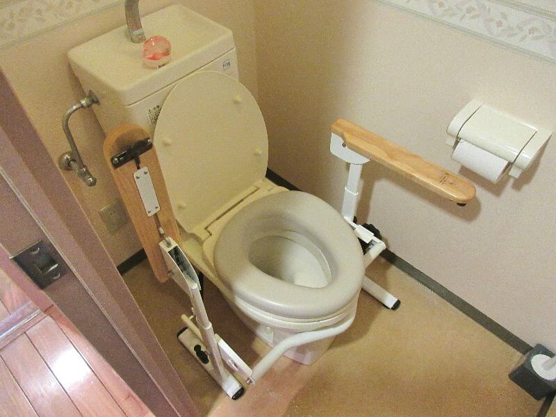 にじ利用者の方の自宅トイレの改修。手すりをつけたりカットしたり、便座の高さを変えたりします。