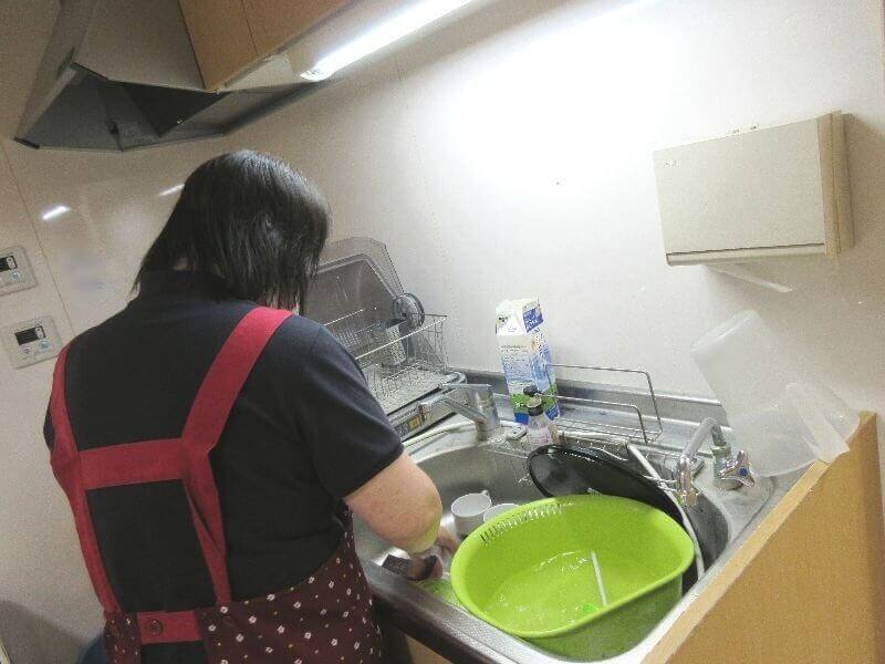 就労移行支援の実習で食器洗いをする「にじ」利用者の方