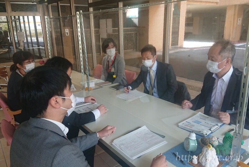 意見交換をおこなう「たいよう」の恒松センター長と別府リハ職員