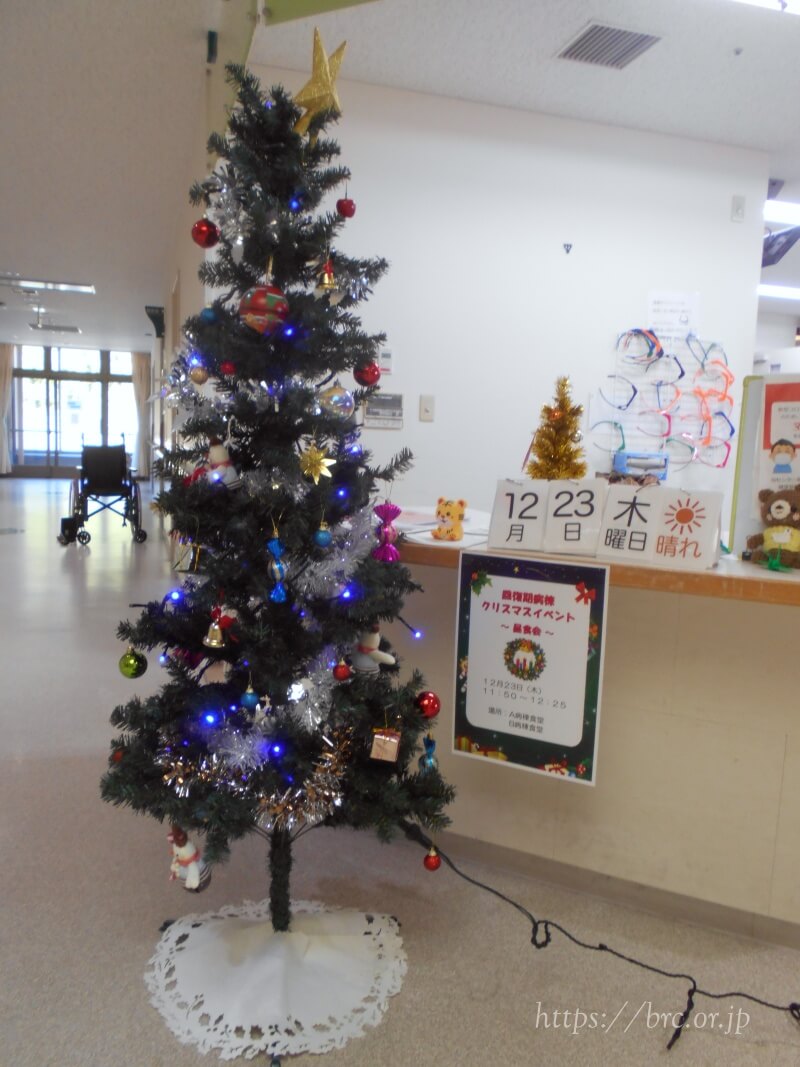 病棟に飾られた大きなクリスマスツリー
