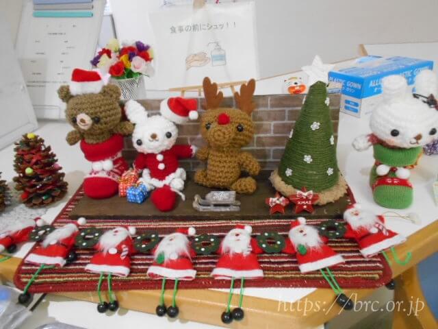 介護福祉士手作りのかわいいクリスマス編みぐるみ