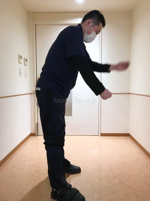 振り上げ運動をするAさん