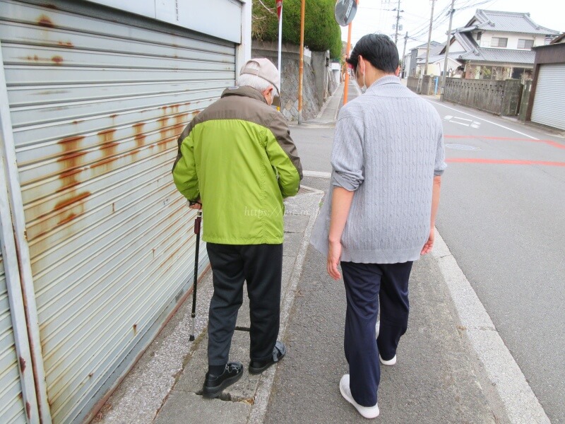 屋外歩行訓練のようす