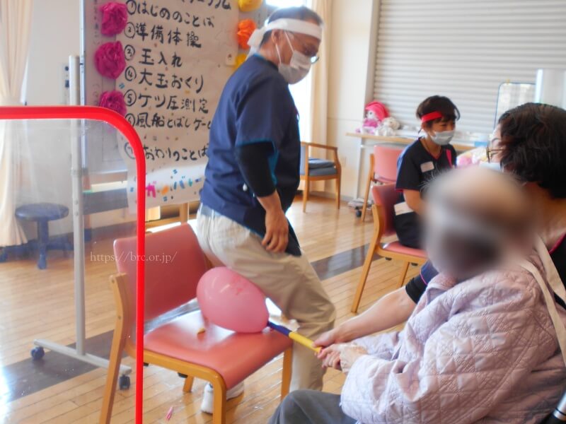 いつもとは違うケツ圧測定で風船を膨らませます